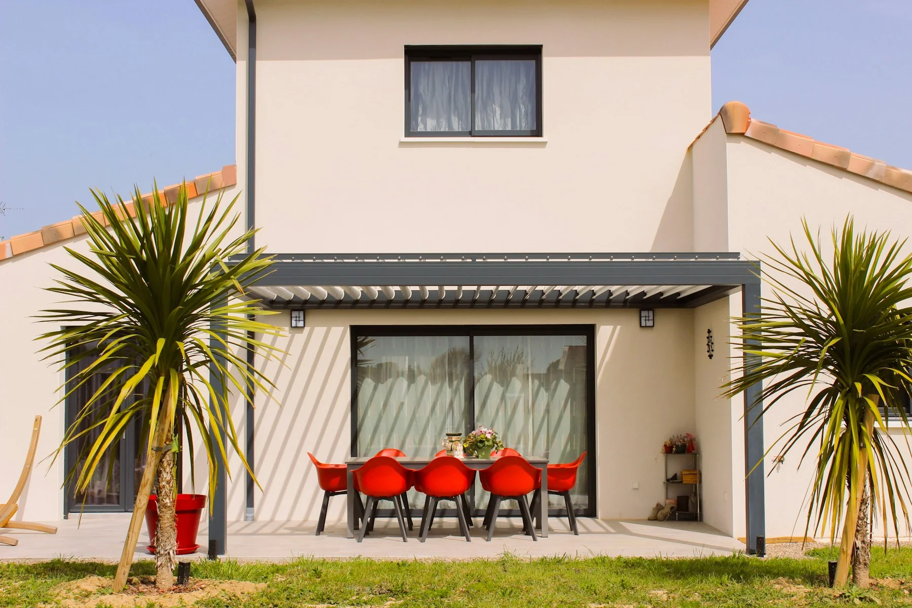 Attached gray pergola over dining patio